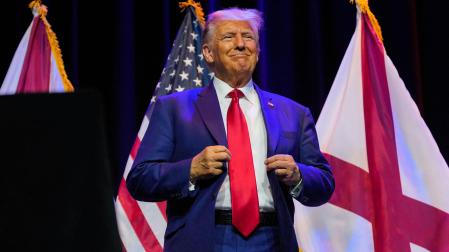 El expresidente de los Estados Unidos y candidato presidencial republicano, Donald Trump, en la reunión de verano de ALGOP en Montgomery, Alabama