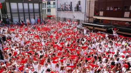 La plaza de los Fueros de Fustiñana se llenó de vecinos y visitantes que no quisieron perderse el lanzamiento del cohete anunciador de las fiestas en honor a los Santos Justo y Pastor