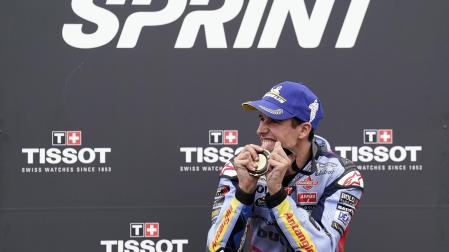 El español Alex Márquez, del equipo Gresini Racing MotoGP Ducati, celebra su victoria en la carrera Sprint del Gran Premio de Motociclismo de Gran Bretaña en el circuito de Silverstone, Gran Bretaña
