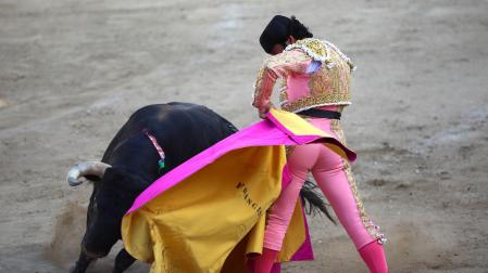 Francisco Expósito abrocha con una media verónica el recibo al tercer toro de la tarde al que cuajó con la muleta y cortó las dos orejas.