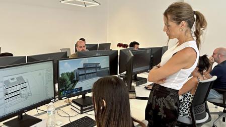 Una de los socias fundadoras de GC Studio, Lucía Cassaus, experta en proyectos residenciales de lujo revisa el trabajo de una compañera