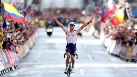 Mathieu van der Poel, de los Países Bajos, gana la carrera élite masculina en carretera en los Campeonatos del Mundo de Ciclismo UCI 2023 en Glasgow, Gran Bretaña