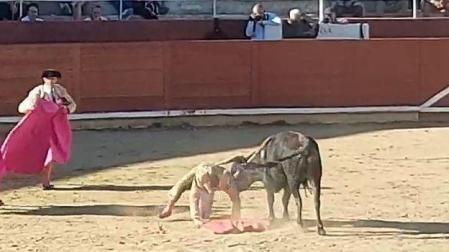 Susto en la novilla sin picadores de las fiestas de Estella: Voltereta al novillero pamplonés Pablo Hernández