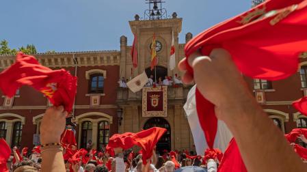 Pañuelos en alto y, en respuesta, las banderas se ondean en el saludo de la Corporación