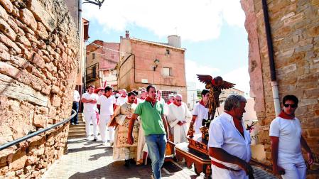 Cuatro ragueses sostenían a San Miguel Arcángel, procesionado por las calles principales de la localidad