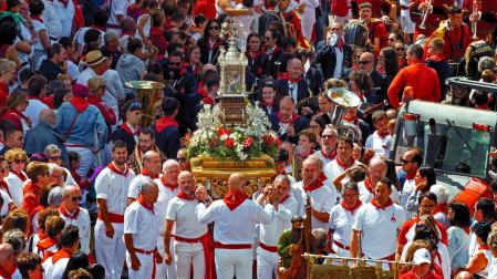 La reliquia de San Andrés, rodeada de los hombres que se turnan para portar las andas y del numeroso público apostado a su paso