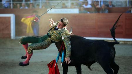 Tarde con sustos y volteretas. Bruno Martínez lo dio todo hasta cuajar a un novillo bravo y de vuelta al ruedo: “Artesano” de las Hermanas Azcona.