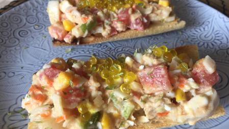 Ensaladilla de tomate sobre maravilloso pan de cristal