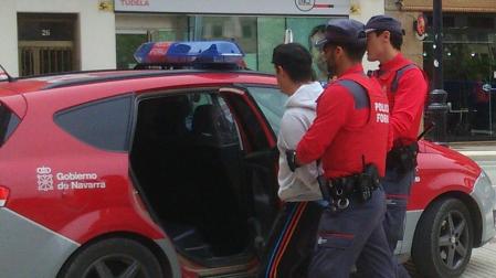 Momento de la detención de un hombre en Estella por grabar un encuentro sexual sin el consentimiento de la mujer