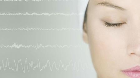 dormir es un proceso vital para la salud del cerebro ya que es cuando realiza funciones críticas como consolidar recuerdos, regular las emociones y reparar células dañadas
