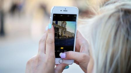 Una mujer hace una foto con Instagram