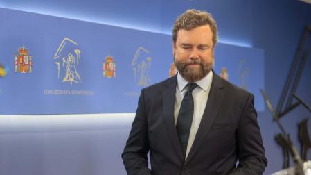 Espinosa de los Monteros, momentos antes de iniciar la comparecencia en la que ha comunicado su decisión de dejar el Congreso y la dirección de Vox