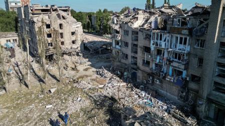 Los servicios de rescate trabajan en los restos de los edificio destruidos durante un ataque con misiles rusos en Pokrovsk, Donetsk (Ucrania)