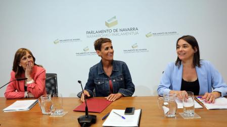 Las representantes de PSN, Geroa Bai y Contigo-Zurekin, María Chivite (c), Uxue Barkos (i) y Begoña Alfaro