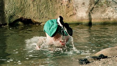 En Huarte, el sofocante calor llevó a alguna persona a bañarse con ropa