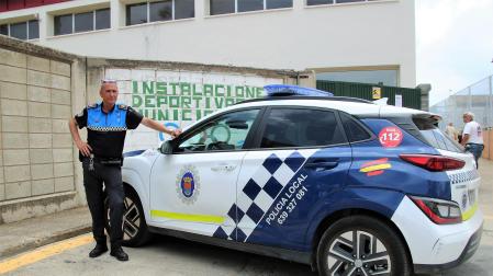 El ya ex policía municipal de Milagro Ramón Garde, junto a uno de los coches patrulla del cuerpo