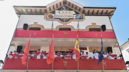 El C.D Funes mostraba los pañuelos recibidos en el homenaje, tras quedar primeros de su categoría