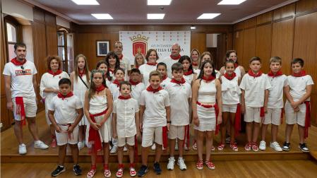 La corporación infantil, en el salón de plenos antes del cohete con la alcaldesa, Marta Ruiz de Alda, y ediles de los distintos grupos municipales