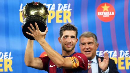 Sergi Roberto levanta el trofeo Joan Gamper tras la victoria culé contra el Totenham