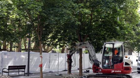 Fotos del comienzo de las obras del parking de la calle Sangüesa de Pamplona con la retirada de los árboles