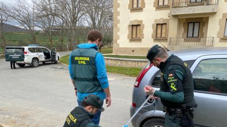 Los agentes de la Guardia Civil comprobaron que el combustible del depósito del vehículo del trabajador investigado era Gasóleo B, de uso exclusivo para maquinaria agrícola