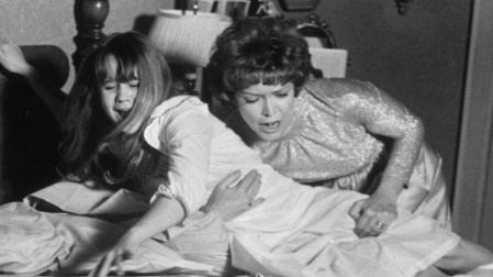 Linda Blair y Ellen Burstyn en la película 'El exorcista'