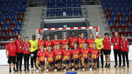 Kelly Nnonzie Fonkeng (3) y, abajo, Estitxu Rodríguez (5) posan con la selección nacional juvenil