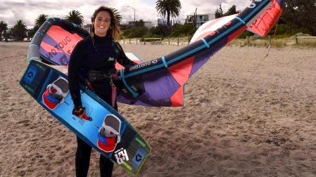 Leire Elzaurdia Mendiberri, dispuesta a practicar kitesurf en St. Kilda West beach, en Melbourne (Australia).