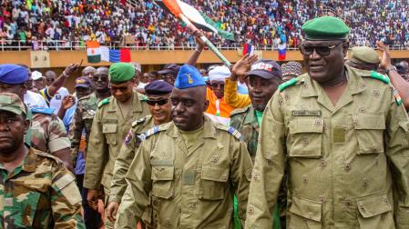 Miembros de la junta militar que dio un golpe de estado en Níger asisten a un mitin en un estadio en Niamey