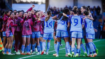 Las jugadoras de la selección española celebran uno de sus goles ante Suiza en octavos del Mundial de Australia y Nueva Zelanda