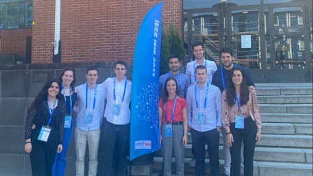 De izquierda a derecha, Naiara Goñi, Ane Pérez, Ibai Urtasun, Iker Oraá, Leyre Rosado, Álvaro Iribarren, Elisa Irujo (delante), Javier Samanes, Iñaki Lalinde y Alberto Berrueta (detrás)