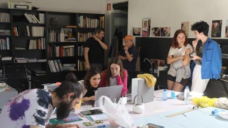 Artistas del programa JAI trabajan en sus propuestas en una sala del Museo Oteiza ayer al mediodía