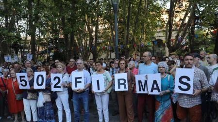 Vecinos, concentrados en protesta contra la construcción del parking de la calle Sangüesa