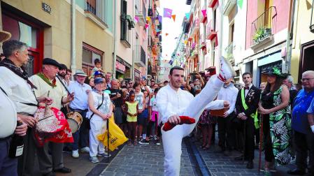 Aurresku en honor de Jesús Armañanzas, en la misma calle San Lorenzo