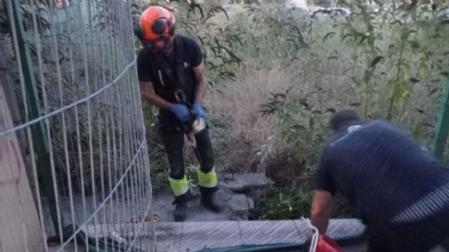Los Bomberos de Asturias durante el rescate del menor caído a un pozo en Siero
