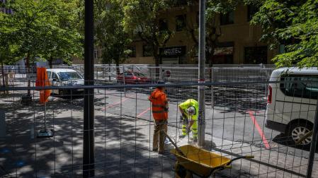 Dos operarios trabajan en las obras del parking de la calle Sangüesa
