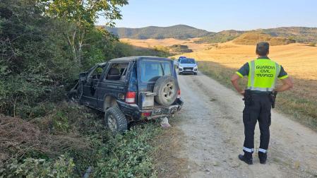 Un guardia civil, junto al vehículo accidentado