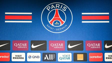 Publicidad del PSG ates de una rueda de prensa de Luis Enrique