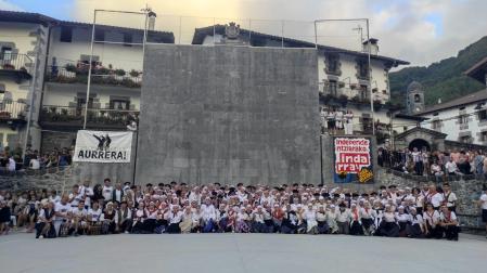 Foto de familia de dantzaris y músicos.