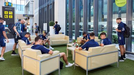 Los jugadores de Osasuna esperan en el aeropuerto de Noáin la salida de su vuelo