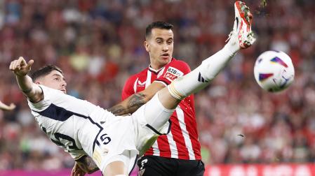 Berenguer y Valverde pelean por el esférico durante el choque