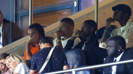 Mbappé junto a Ousmane Dembele en el primer partido del PSG en Ligue 1