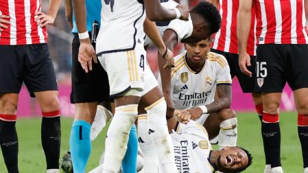 El defensa del Real Madrid Ëder Militao se lamenta en el suelo