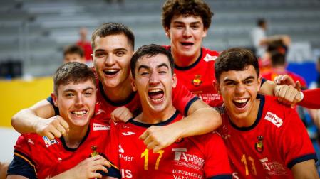Los navarros Xavier González y Iosu Arzoz, celebrando una victoria en este Mundial con sus compañeros