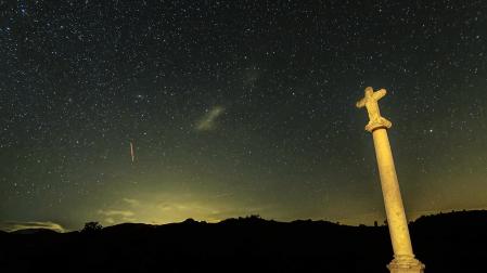 La iglesia y el crucero de la localidad acogieron a decenas de personas para poder contemplar las Perseidas