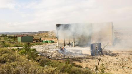 El incendio en la planta del Culebrete se mantuvo activo durante la jornada de ayer con pequeños rescoldos en la montaña de basura