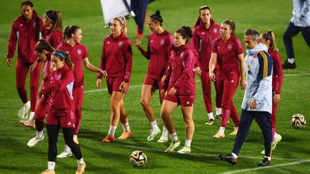 Las futbolistas de España junto al seleccionador, Jorge Vilda, en la última sesión antesldel choque de semifinales del Mundial contra Suecia