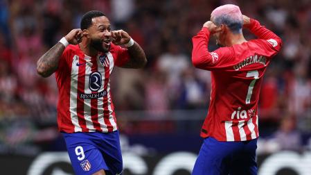 Memphis Depay y Antoine Griezmann celebran el segundo tanto del Atlético contra el Granada