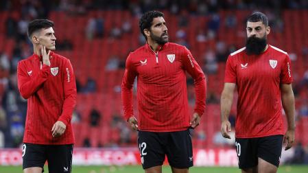 De izda. a dcha., Imanol García, Raúl García y Asier Villalibre en la previa del estreno liguero contra el Real Madrid