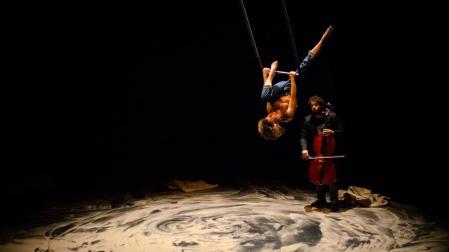 'Artxipiélago', danza aérea con La Trapecionista, llega hoy al Museo de Navarra.